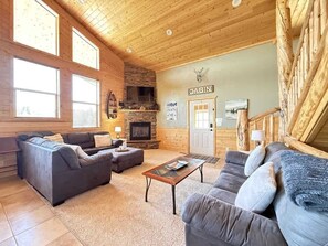 Smart-TV, peis, DVD-spiller og kontorer