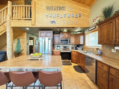 TANGLEWOOD LODGE HOT TUB FREE WIFI BBQ GRILL FIRE PIT 35MIN TO YNP BBALL & VOLLEY BALL COURTS