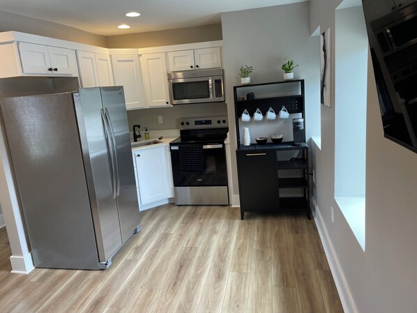 Refrigerador, microondas, horno y parrilla de estufa 