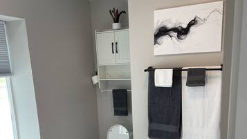 Douche, sèche-cheveux, serviettes fournies, savon