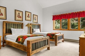 4 bedrooms, iron/ironing board, free WiFi, bed sheets
