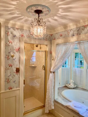 Ensemble douche/baignoire, baignoire à jets, sèche-cheveux