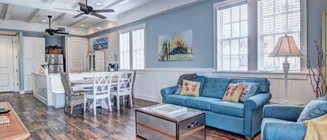 Una Smart TV, un reproductor de DVD, libros, una videoteca