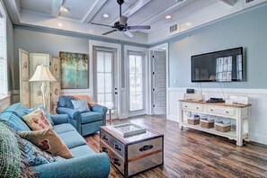 Smart TV, DVD player, books, video library - Sunny, 1st floor, Pet-Friendly Condo w/ Accesss to Cinnamon Shore Amenities (Port Aransas)