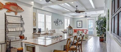 Køleskab, mikrobølgeovn, ovn, kogeplade