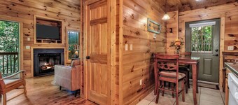 Cozy Cabin Close to Town, Hot Tub, Fire Place, WiFi, Close to Town, Pets Ok!