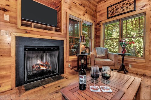 Abgeschieden, in der Nähe der Innenstadt, Whirlpool, Kamin, WiFi, eingezäunter Hof, tierfreundlich