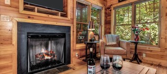 Cozy Cabin Close to Town, Hot Tub, Fire Place, WiFi, Close to Town, Pets Ok!