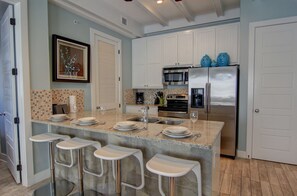 冷蔵庫、電子レンジ、オーブン、コンロ