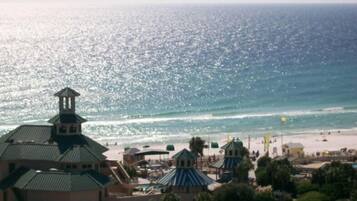 Playa en los alrededores y camastros