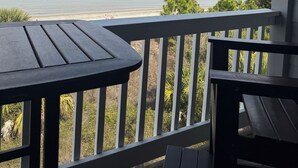 Un balcón con vista al océano y la playa.