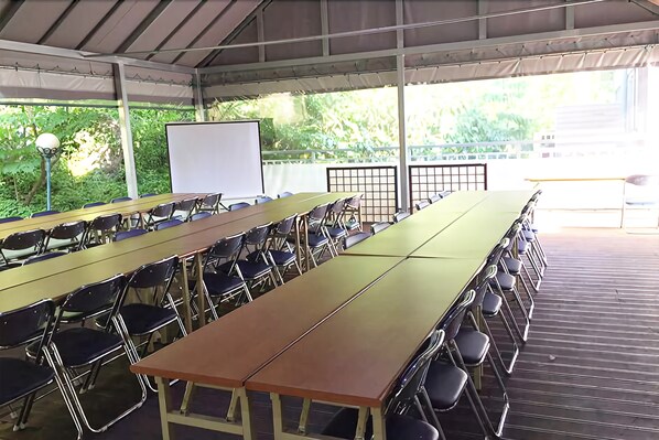 A conference room with long tables and chairs, a whiteboard, and a view of greenery outside. - Yangpyeong to Stay in Pension (Yangpyeong)