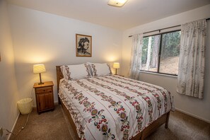 4 bedrooms, desk, iron/ironing board, free WiFi - Bunker by Hauserman Rental Group (Tahoe City)