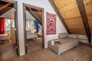 4 bedrooms, desk, iron/ironing board, free WiFi - Bunker by Hauserman Rental Group (Tahoe City)