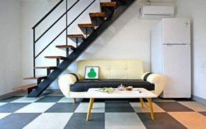 Blue 201 Room | Living area | Flat-screen TV - Gyeongju The one Pension - Blue (Gyeongju)