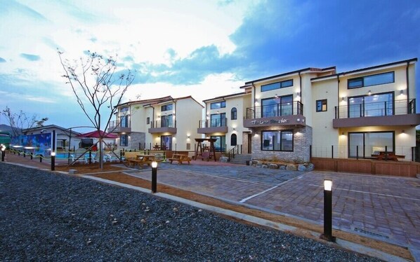 Front of property - evening/night - Gyeongju The one Pension - Blue (Gyeongju)