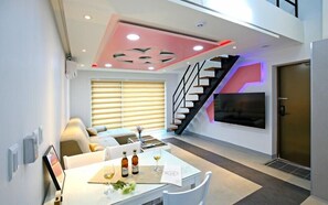 Blue 203 Room | Living area | Flat-screen TV - Gyeongju The one Pension - Blue (Gyeongju)