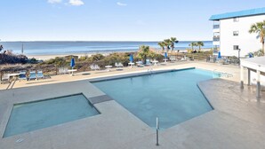 Una piscina con vistas a la playa y al océano.