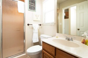Combined shower/bathtub, hair dryer, towels