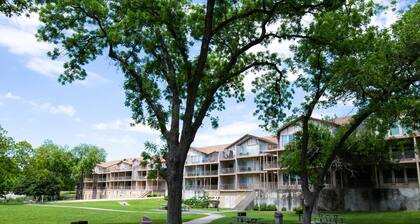 2 Pools, 4 Hot tubs on the Guadalupe River! Walk to Schlitterbahn!