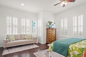 4 bedrooms, iron/ironing board, internet, bed sheets