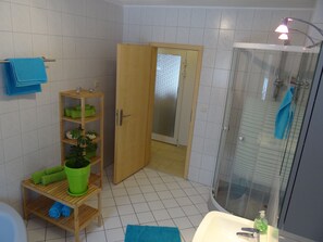 Een bad, een haardroger, handdoeken, zeep