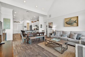 Smart-tv, een dvd-speler, boeken en een filmbibliotheek