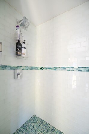 Combined shower/bathtub, hair dryer, towels, soap