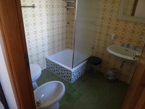 Shower, shower pijat air,  dan perlengkapan mandi gratis