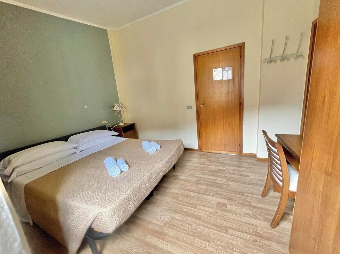 Minibar, meja kerja, Wi-Fi gratis, dan seprai linen