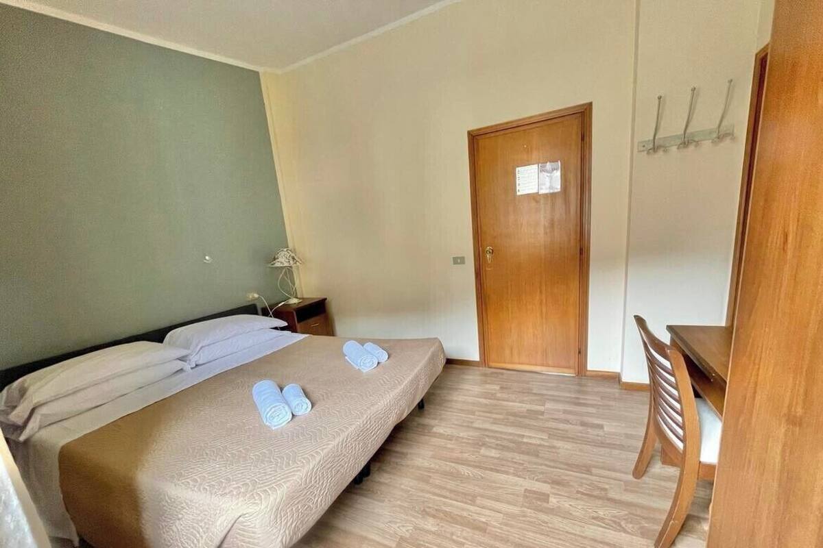 Minibar, meja kerja, Wi-Fi gratis, dan seprai linen