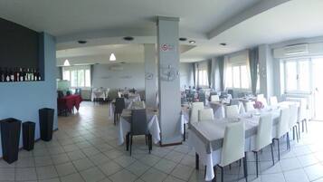 Se sirven almuerzos, cenas y cocina local