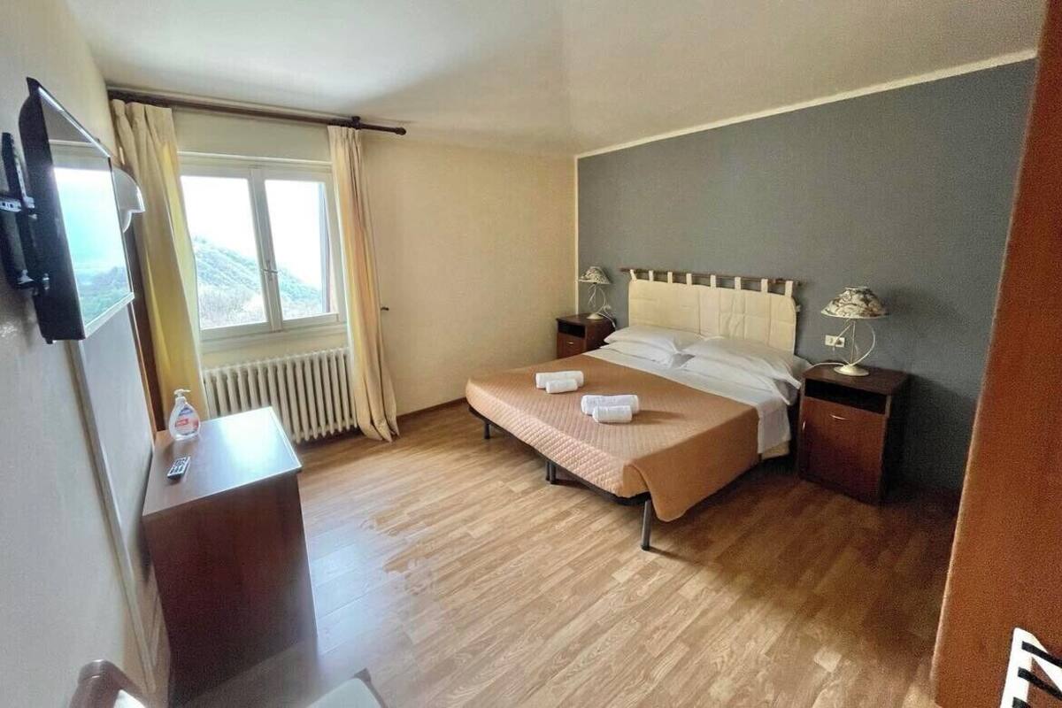 Minibar, meja kerja, Wi-Fi gratis, dan seprai linen