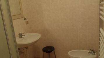 Regadera, regadera con hidromasaje, amenidades de baño gratuitas