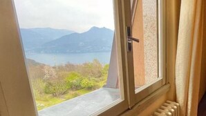 A window with a view of a lake and mountains. - Hotel La Sorgente (Plesio)