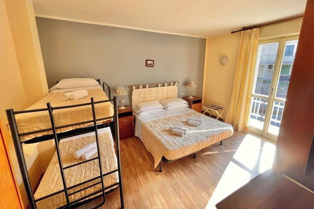 Kamar Quadruple Standar, balkon | Minibar, meja kerja, Wi-Fi gratis, dan seprai linen