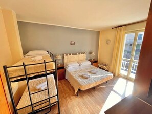 Standaard vierpersoonskamer, balkon | Een bureau, gratis wifi, beddengoed