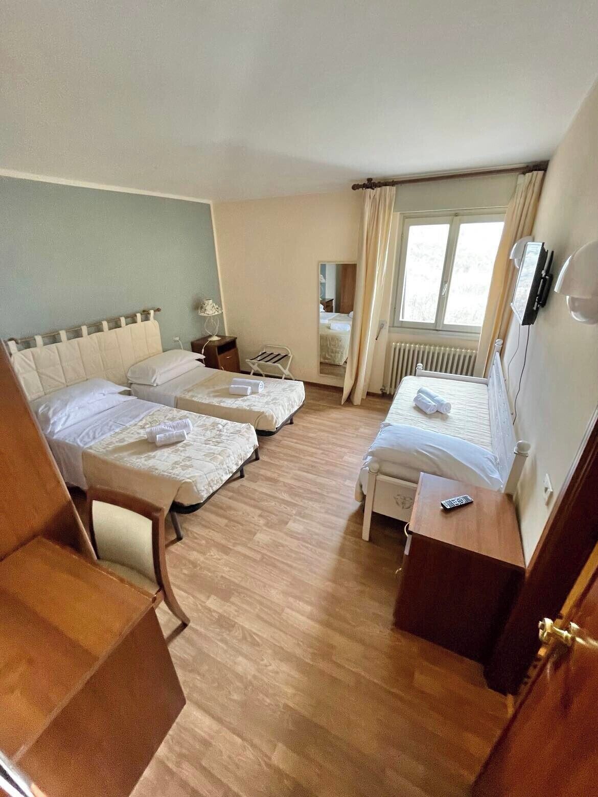 Kamar Triple Standar, pemandangan danau | Minibar, meja kerja, Wi-Fi gratis, dan seprai linen