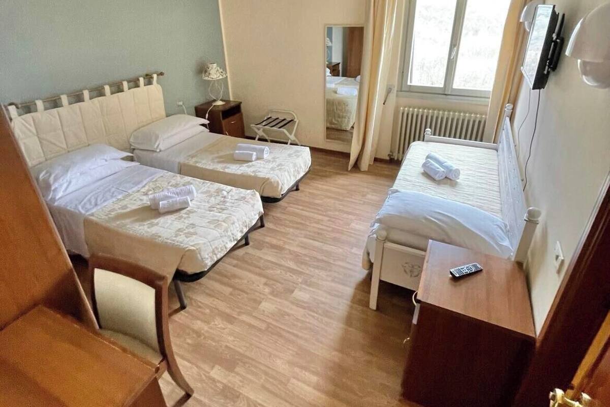 Kamar Triple Standar, pemandangan danau | Minibar, meja kerja, Wi-Fi gratis, dan seprai linen