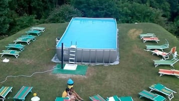 Una piscina al aire libre de temporada