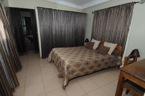 Desk, blackout drapes, free cribs/infant beds, free WiFi - Hôtel de la Poste (Saint-Claude)