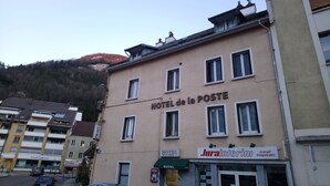 Een gebouw met een bord waarop 'HOTEL de la POSTE' staat.