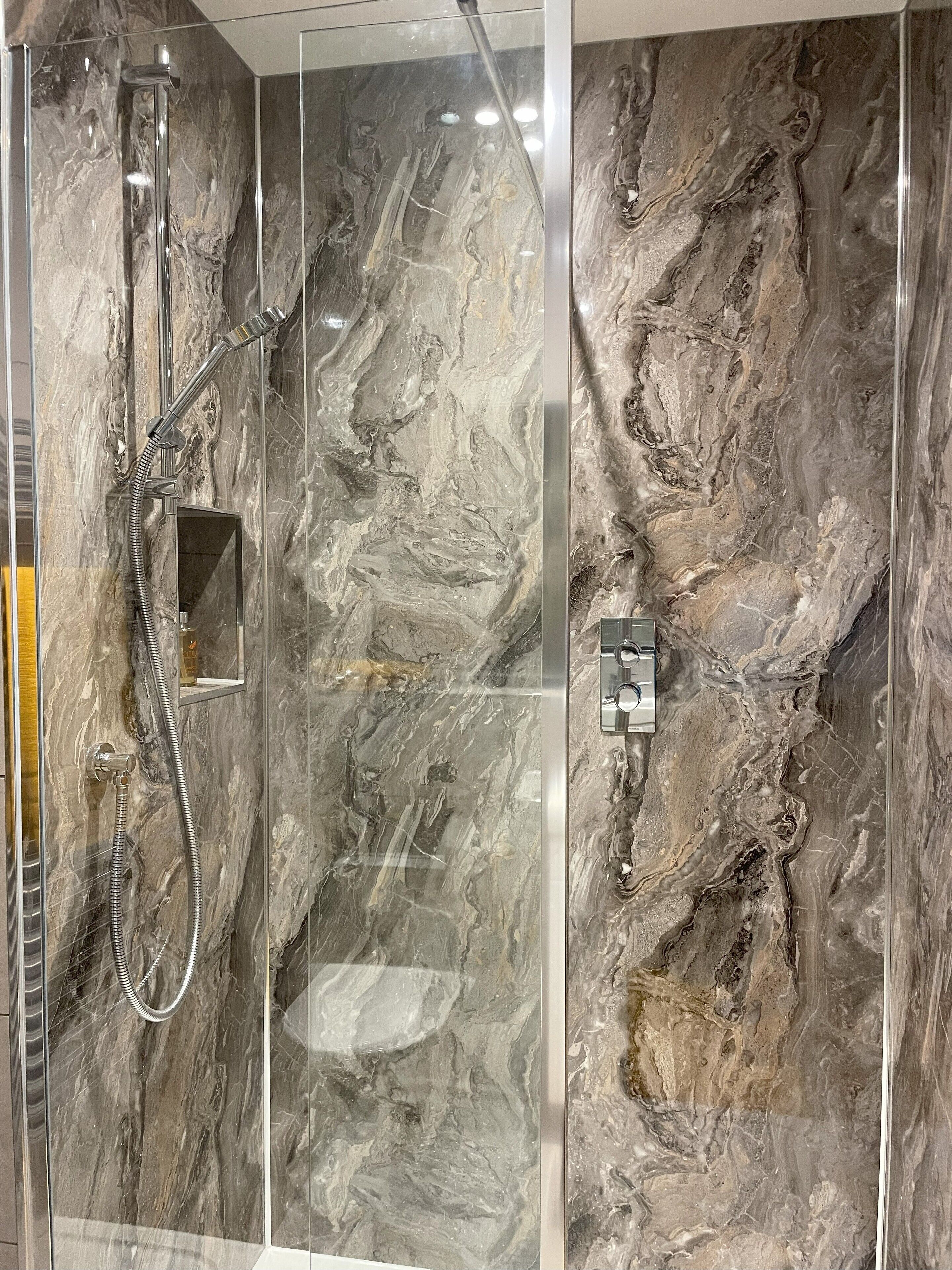 Duschwanne, Haartrockner, Handtücher, Seife