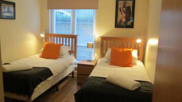 3 dormitorios, tabla de planchar con plancha, cuna de viaje