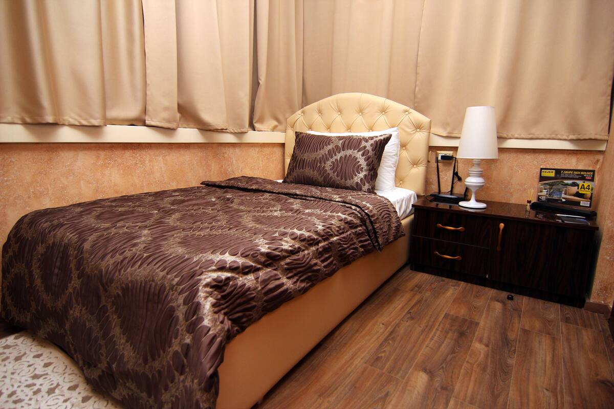 Habitación individual Confort, 1 cama individual, vistas a la ciudad | 6 dormitorios, sábanas italianas Frette, ropa de cama de alta calidad