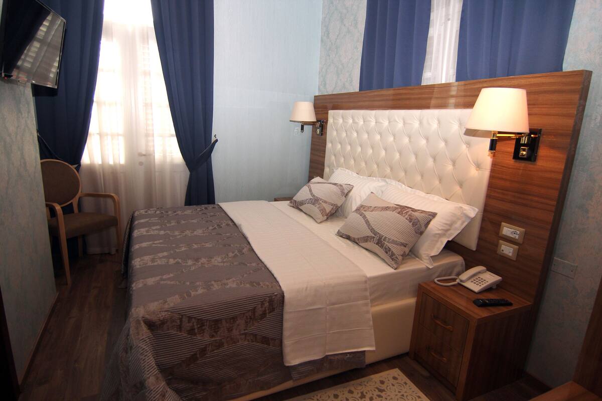 Habitación Confort con 1 cama doble o 2 individuales, 1 habitación, vistas a la ciudad | 6 dormitorios, sábanas italianas Frette, ropa de cama de alta calidad