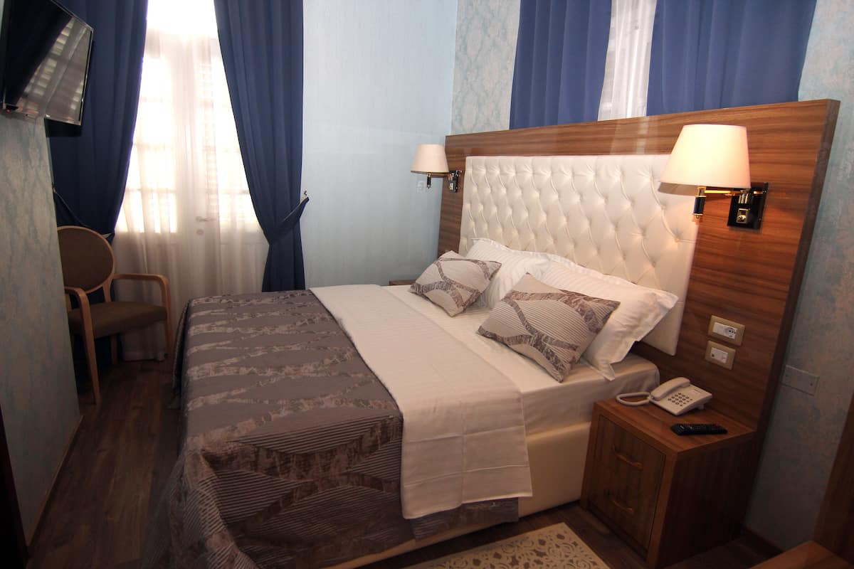 Habitación Confort con 1 cama matrimonial o 2 individuales, 1 habitación, vista a la ciudad | 6 habitaciones, sábanas italianas Frette y ropa de cama de alta calidad