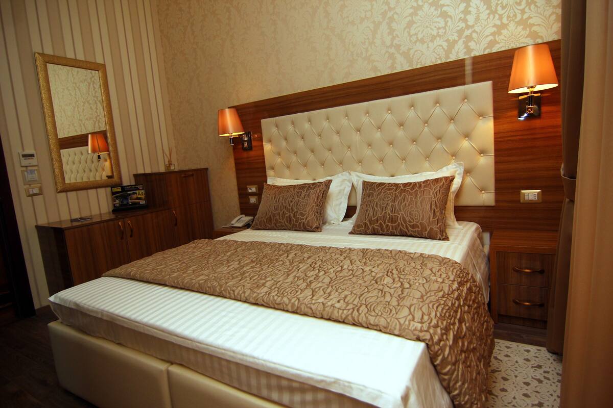 Habitación Confort con 1 cama doble o 2 individuales, 1 habitación, vistas a la ciudad | 6 dormitorios, sábanas italianas Frette, ropa de cama de alta calidad