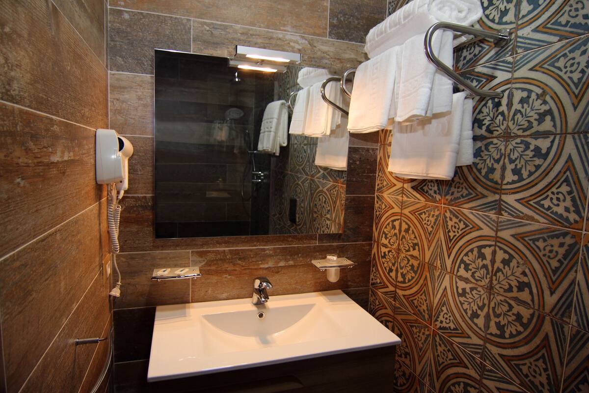 comfort double or twin room, 1 bedroom, city view | bathroom | shower, free toiletries, hair dryer, slippers