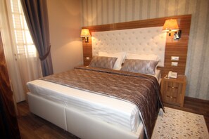 Comfort kamer, 1 twee- of 2 eenpersoonsbedden, 1 slaapkamer, uitzicht op stad | 6 slaapkamers, Italiaanse Frette-lakens, luxe beddengoed